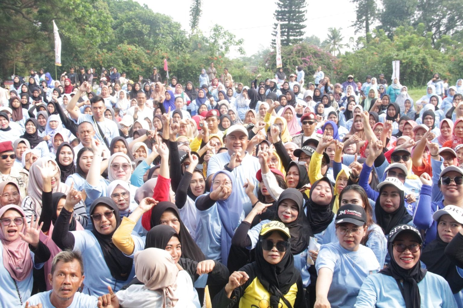 Sapa Warga Tamansari, Cabup Bogor Rudy Susmanto ‘Dikeroyok’ Ribuan Emak ...